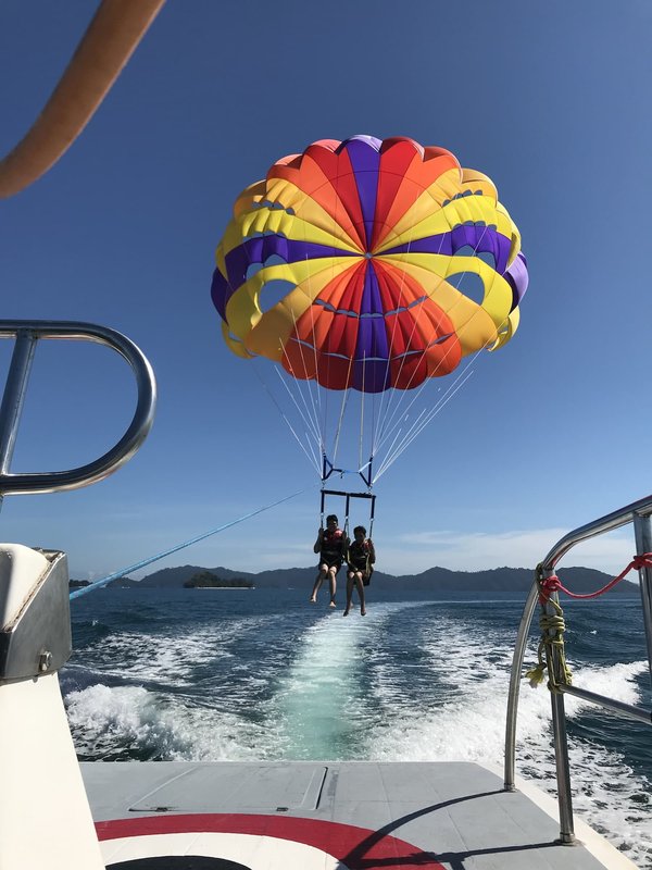 Découvrir le parasailing, une activité qui vous fait voyager au-dessus des vagues